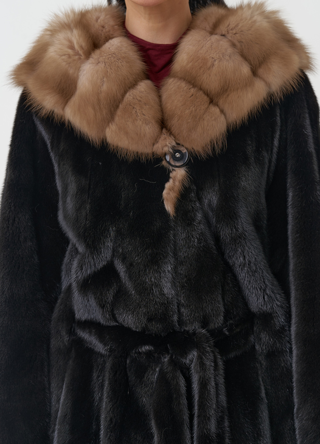 Норковая шуба с капюшоном из меха куницы модель № 30481 универмаг малина