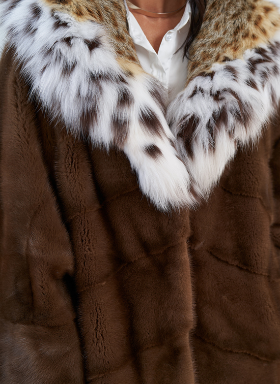 Женская шуба из меха норки с капюшоном из меха рыси