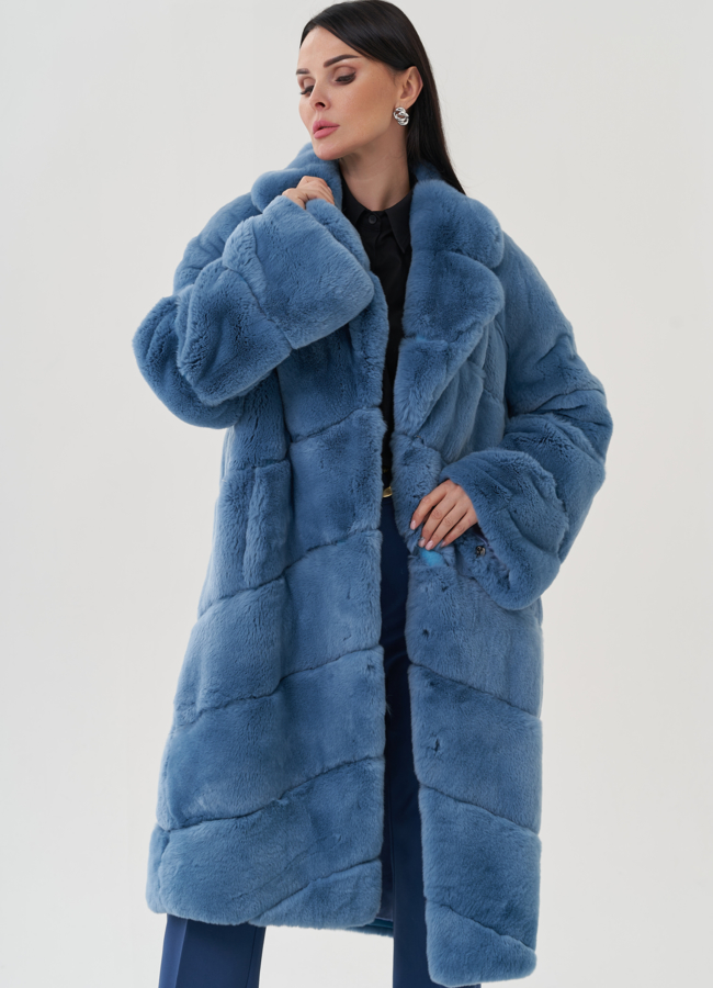 Шуба из меха кролика синего цвета с английским воротником модель № 24796 в рассрочку