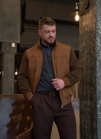 Мужская куртка бомбер коричневого цвета