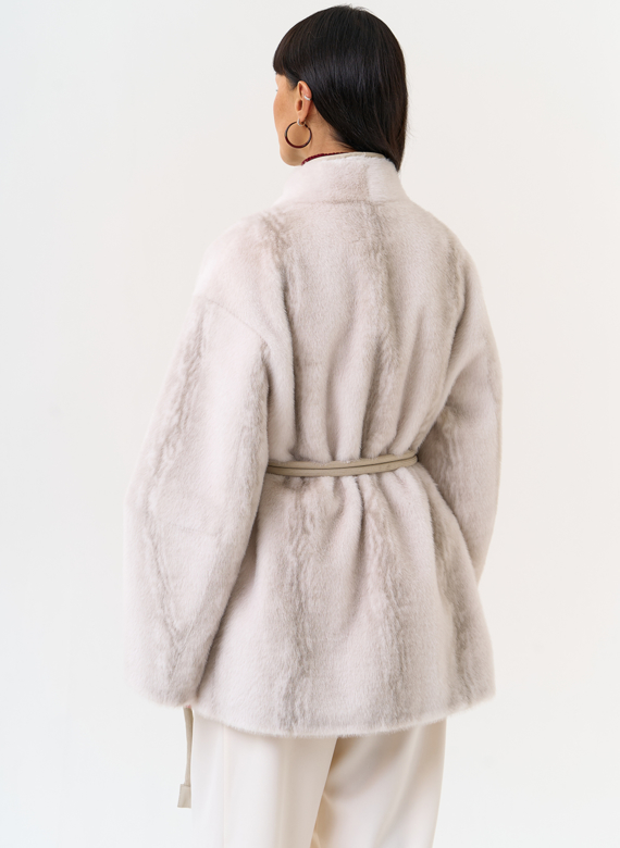 Светлая шуба из эко меха