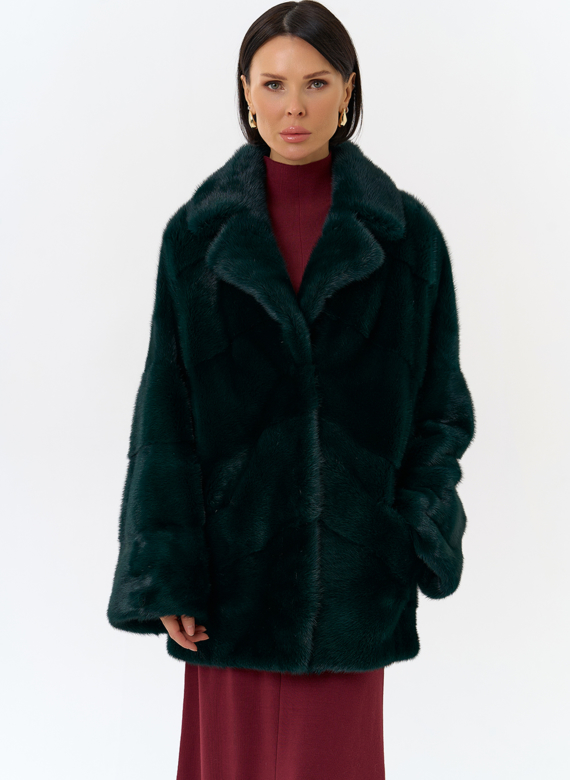 Шуба из меха норки с английским воротником в зеленом цвете