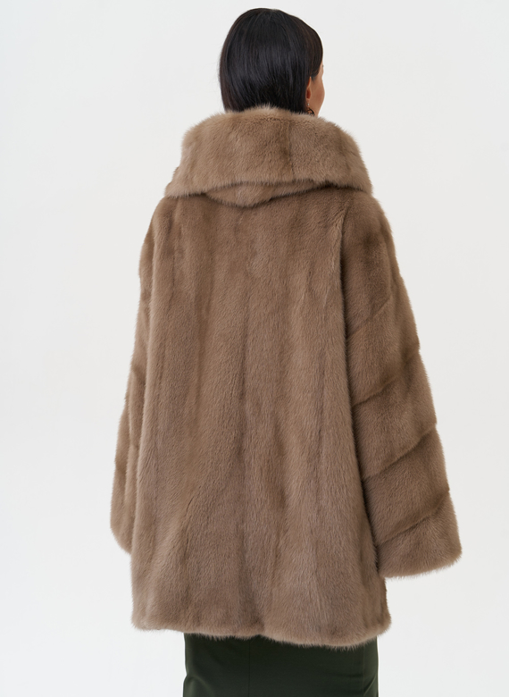 Короткая шуба из норки с капюшоном