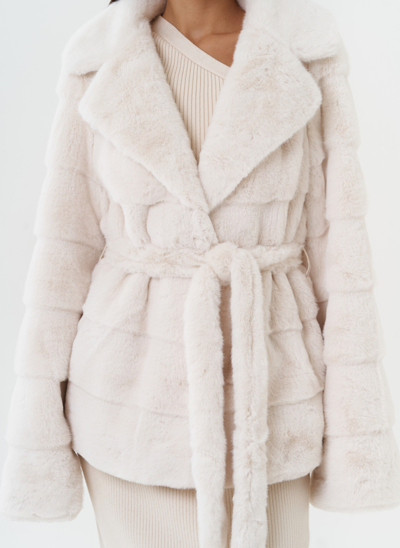 Короткая шуба из эко меха с английским воротником