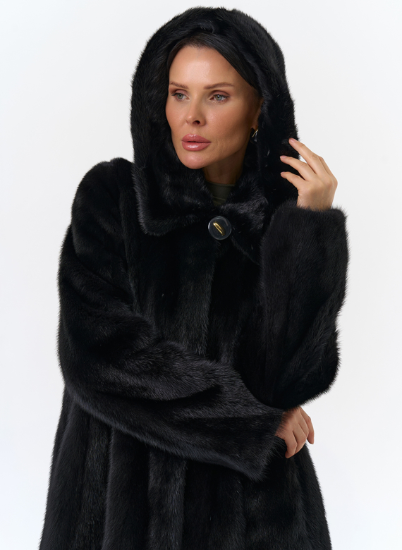 Шуба из норки с капюшоном черного цвета