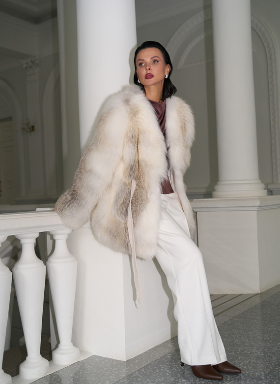 Светлая шуба из меха лисы с поясом
