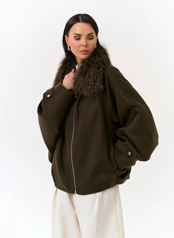 Женское укороченное пальто с отделкой из меха лисы фото
