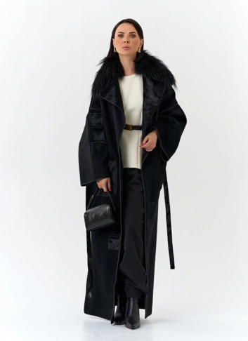 Женское длинное пальто с отделкой из меха лисы фото