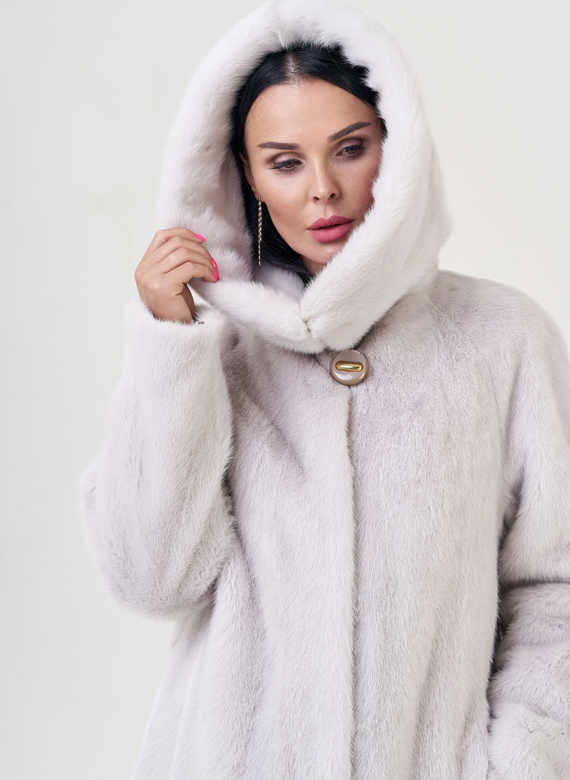 Светлая шуба из норки с капюшоном