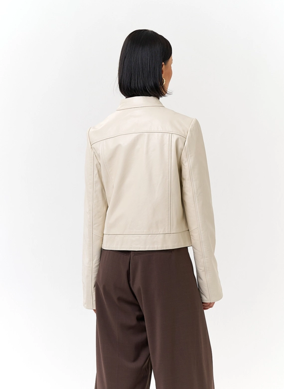 Белая куртка из натуральной кожи