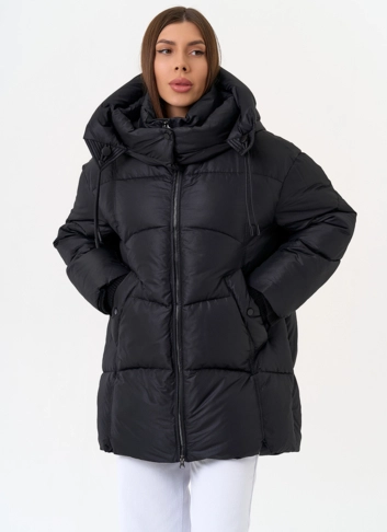 Женский пуховик черного цвета с капюшоном