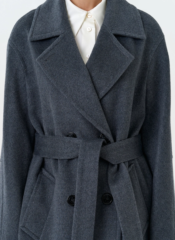 Женское пальто с английским воротником