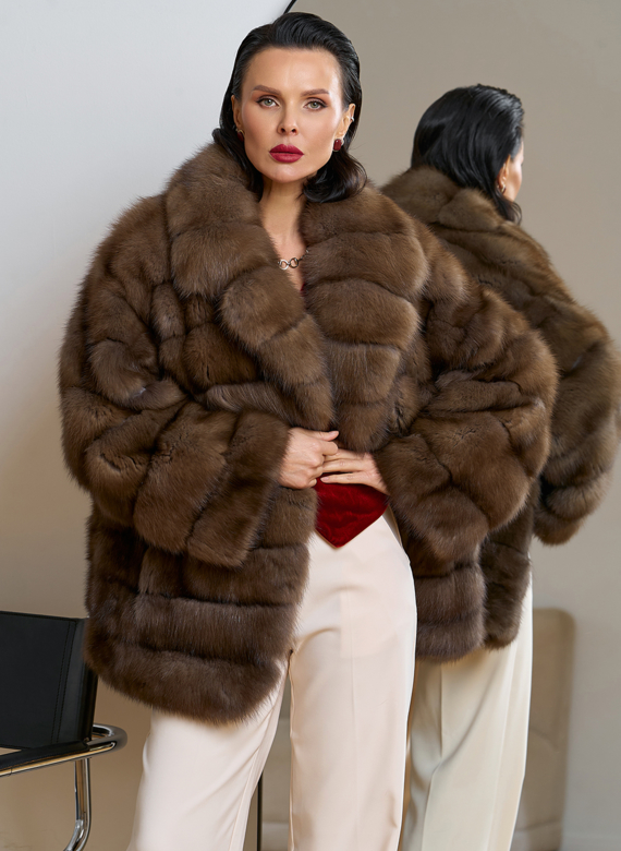 Женская шуба из куницы с английским воротником