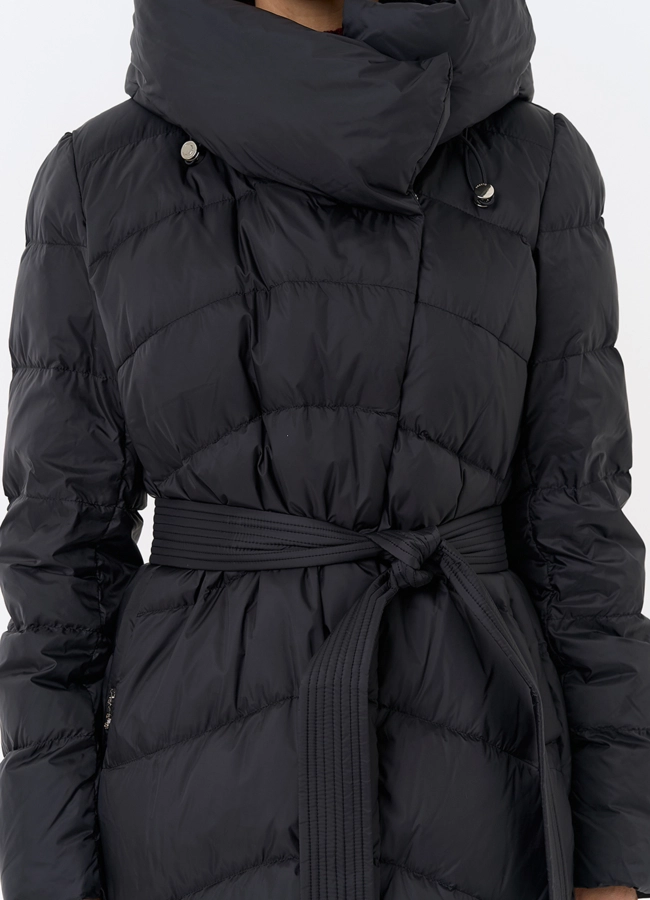 Женский длинный пуховик черного цвета с капюшоном модель № 31968 универмаг малина